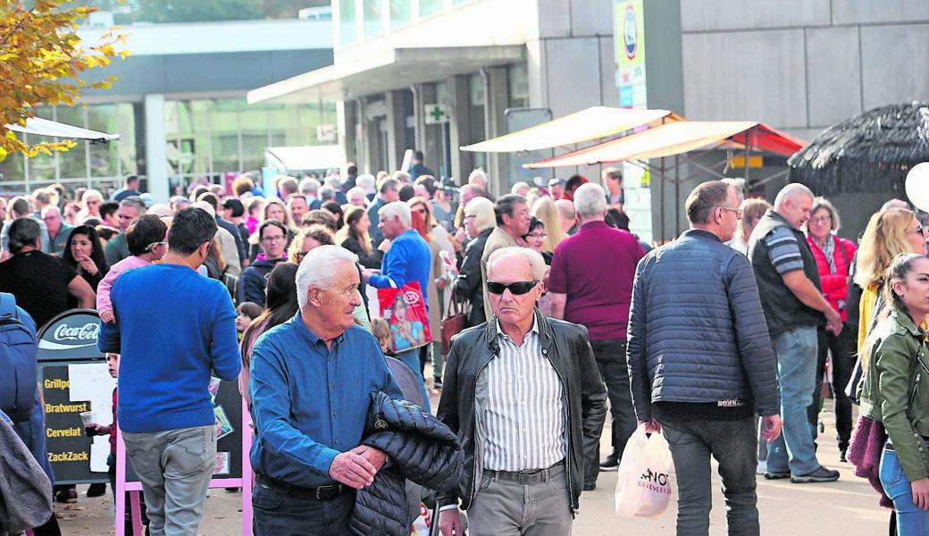 Jung und Alt strömten entlang der Marktstände und genossen die vielen Attraktionen und Angebote. Das herrliche Herbstwetter lud dazu ein, etwas länger zu verweilen. 