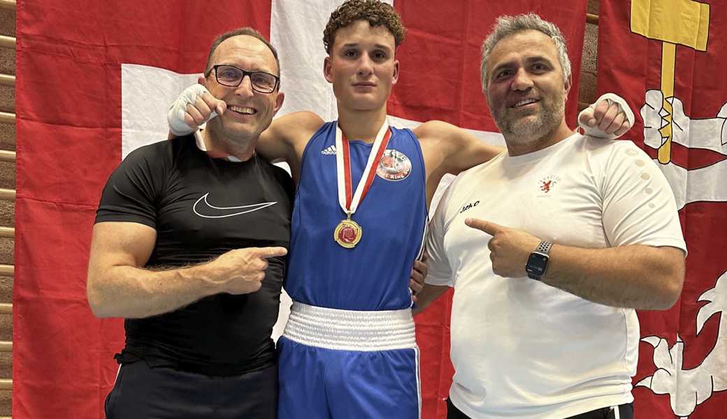 Der neue Schweizer Meister Timm Kellenberger wird gefeiert von seinem Vater Peter (links) und Swiss-Boxing Trainer Engjell Toma.