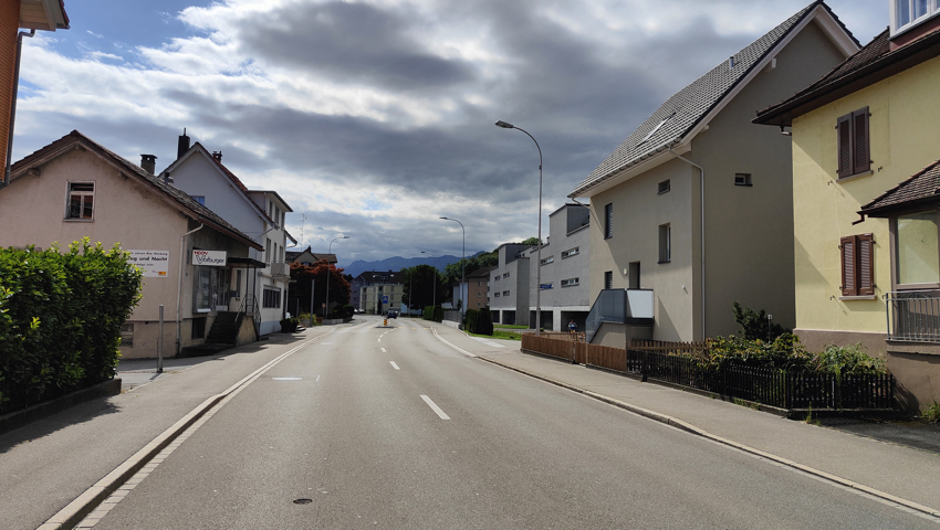 Das andere Ende des zu sanierenden Abschnittes. Im Rücken des Fotografen befinden sich die Gautschi-Liegenschaften.