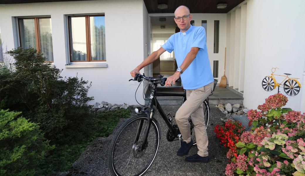 Pfarrer Patrik Brunschwiler mag es sportlich, am liebsten fährt er mit dem Velo zu seinen Terminen.