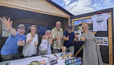 Badhütte: Tränen, Witze und verkohlte Schilder ersteigern