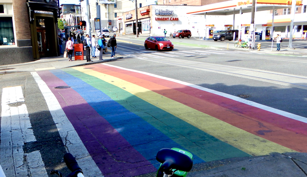 Regenbogen-Fussgängerweg in Seattle, Washington.