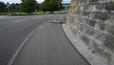 Velofahrer bei Kollision auf dem Trottoir erheblich verletzt – Elektromotorradfahrer flüchtet