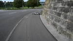 Velofahrer bei Kollision auf dem Trottoir erheblich verletzt – Elektromotorradfahrer flüchtet