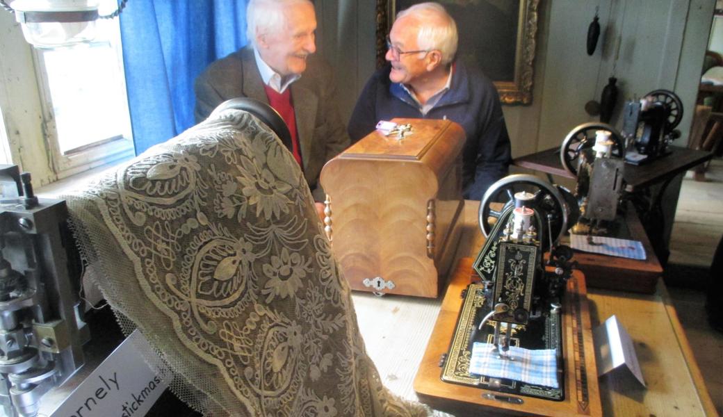 Ernst Züst, Präsident des Museumsvereins (links), unterhält sich mit Besucher Erich Hohl aus Appenzell über die Faszination alter Nähgeräte wie etwa die Kettenstich-Nähmaschine der Marke Cornely (vorne).
