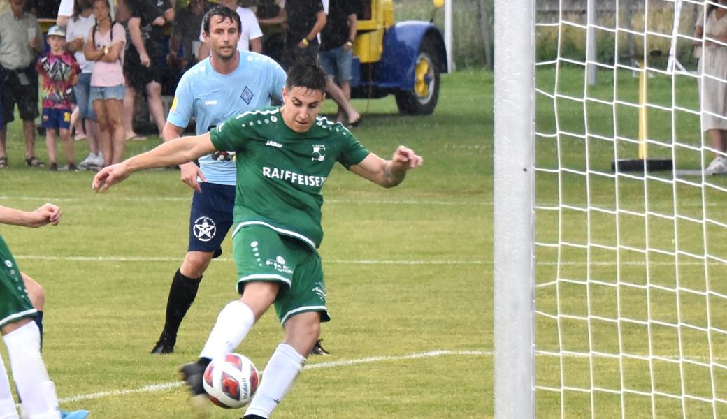 Björn Ergens (in Grün) staubt ab und bringt den FC Rebstein gegen Rorschach-Goldach in Führung. Am Ende ging es 1:1 aus.