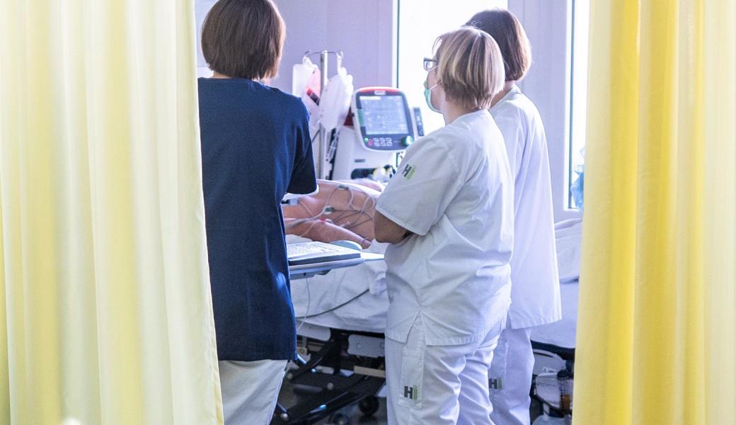 Wegen Corona noch mehr Arbeit als ohnehin schon: Pflegerinnen und Ärztinnen auf der Intensivstation am Kantonsspital in St. Gallen. Die Regierung spricht von einer «langen Belastungsprobe». 