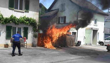 Grüncontainer in Brand geraten