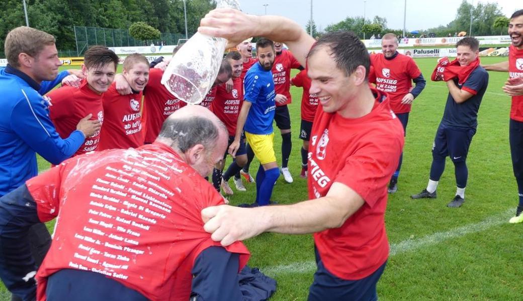 Bierdusche für Trainer Andy Giger.