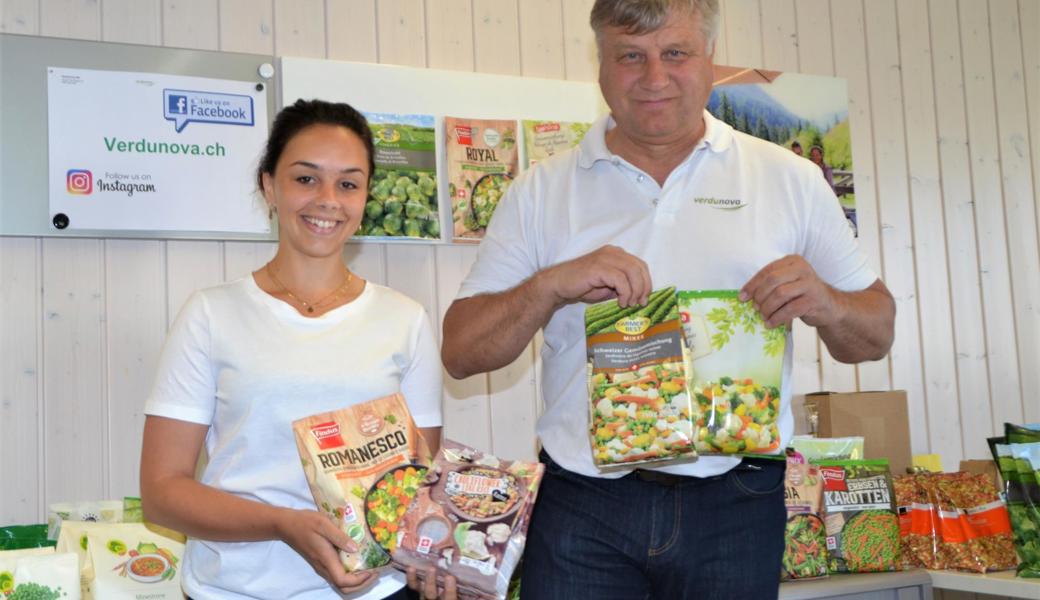 Rosina Dürr, zukünftige Verdunova-Geschäftsleiterin, und Beni Dürr, Gründer und Geschäftsleiter, mit Tiefkühlprodukten aus Schweizer Gemüse.