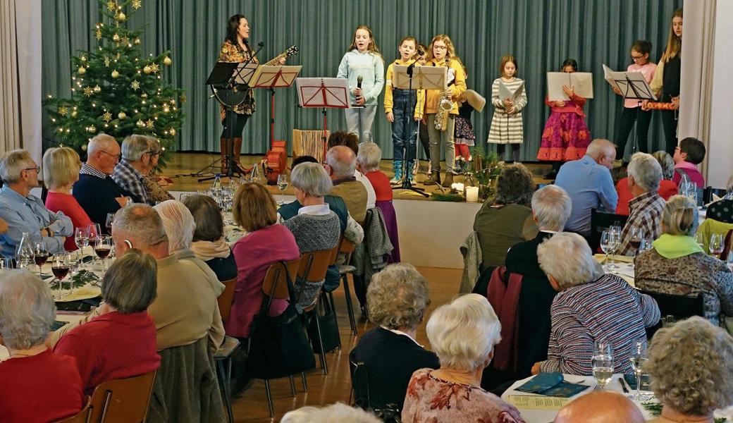 Am Weihnachtsanlass der Evangelisch-reformierten Kirchgemeinde Berneck-Au-Heerbrugg sang und spielte sich der ökumenische Kinderchor in die Herzen der Seniorinnen und Senioren. 