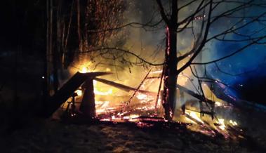 Stadel brennt mitten in der Nacht