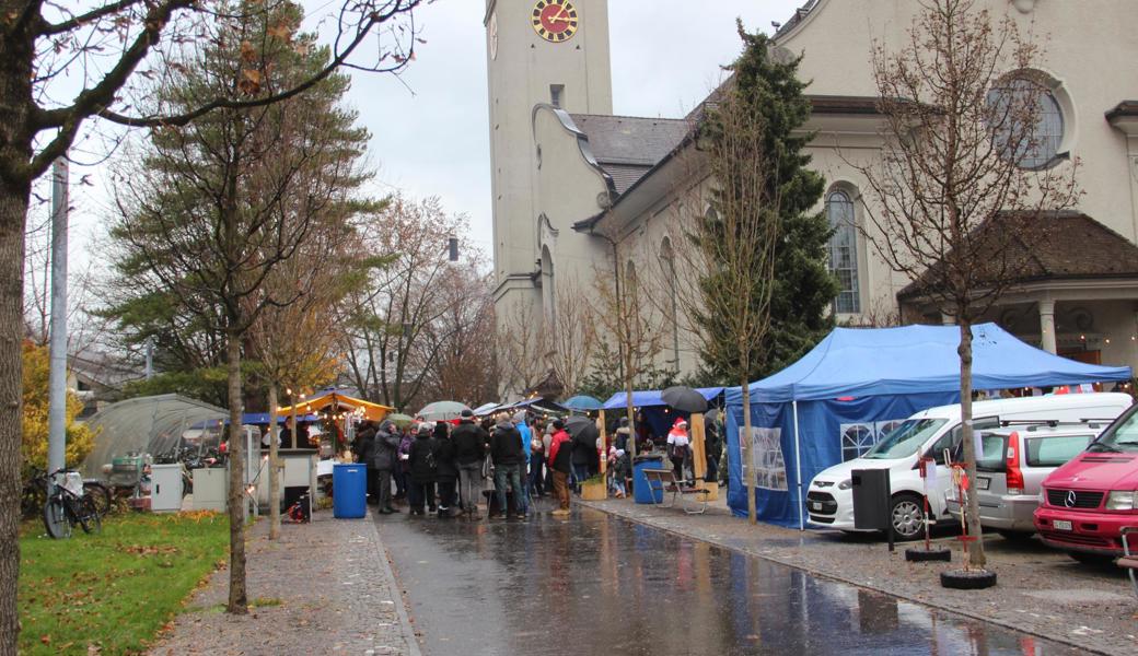 Erstmals fand der Adventsmaart auch auf dieser Seite der Kirche statt.