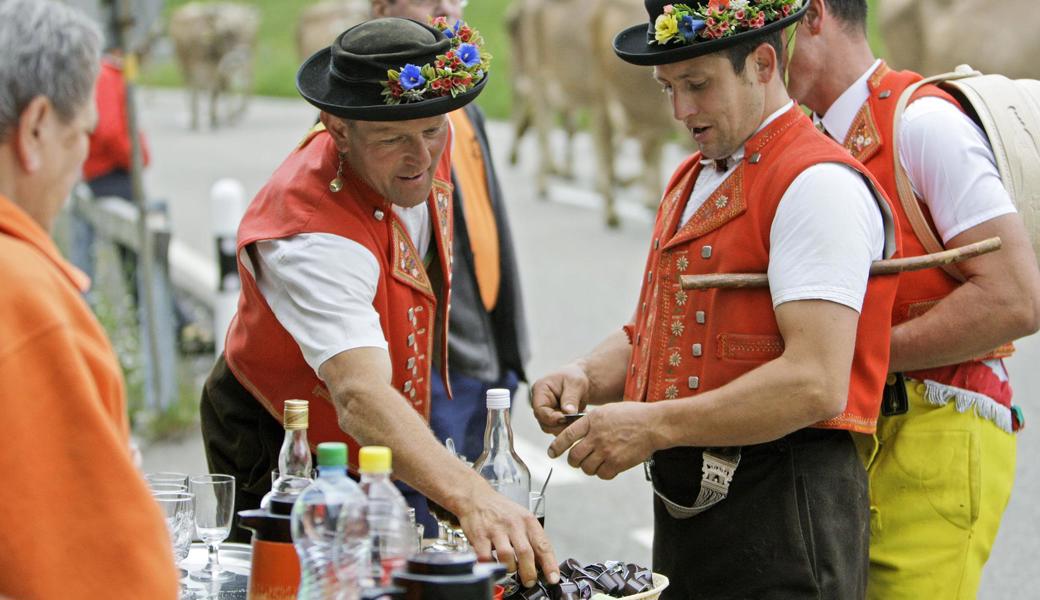 Wirtsleute und Privatpersonen offerieren den Bauern und Sennen bei Alpfahrten oft ein Getränk.