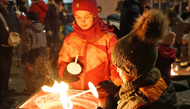 Feuer und Flammen stimmen an Adventsnacht auf Weihnachtszeit ein