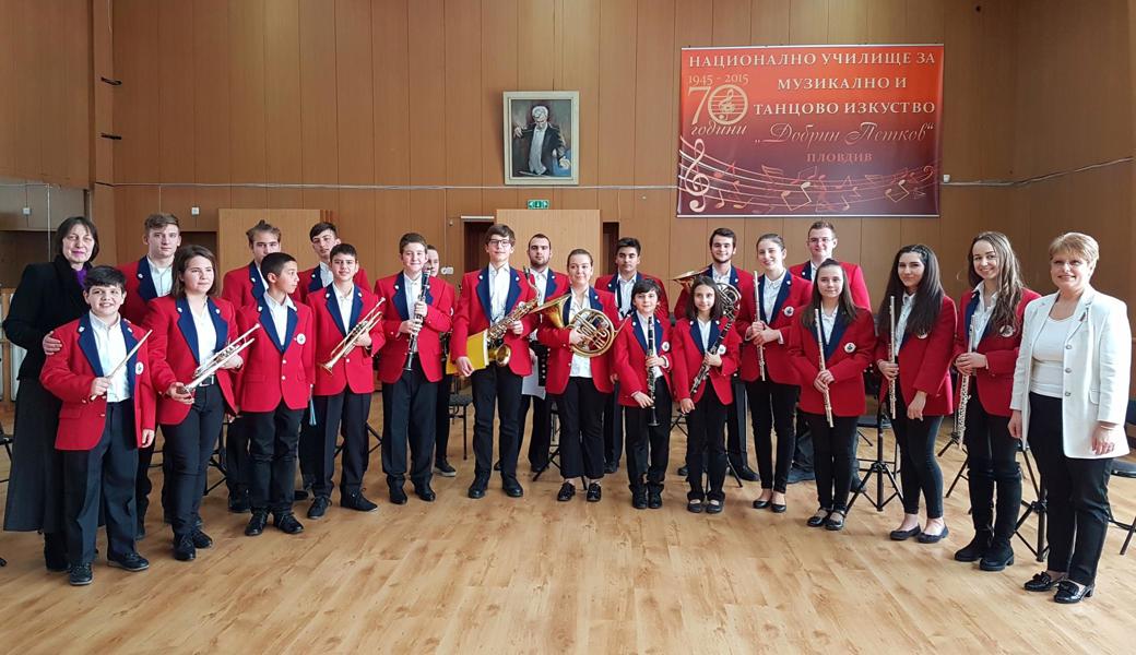 Die bulgarischen Jugendlichen freuen sich über die Uniformen aus der Schweiz.