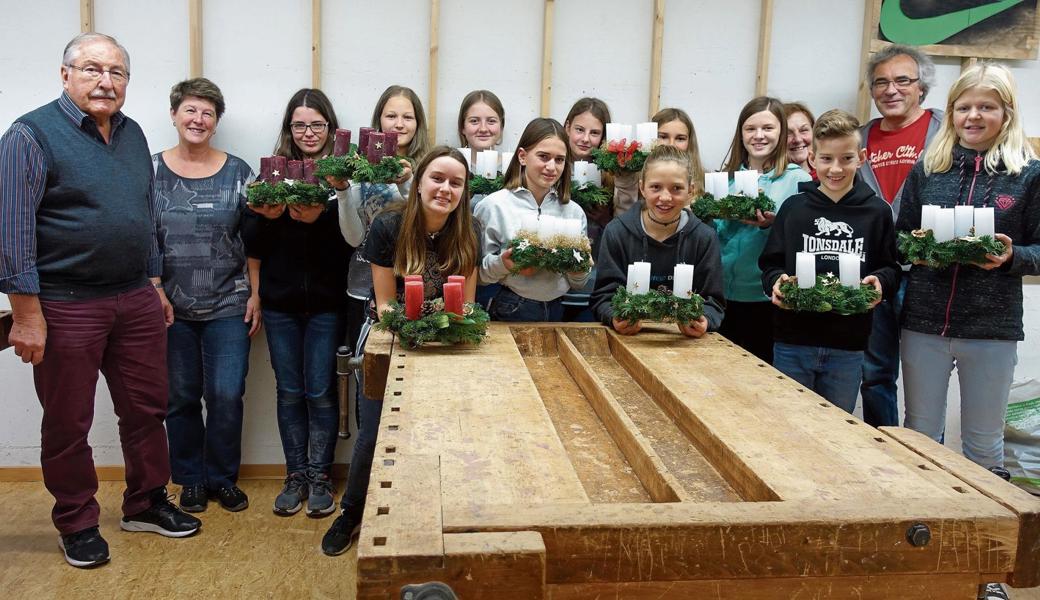 Unter fachkundiger Anleitung entstanden wunderbare Adventskränze. 