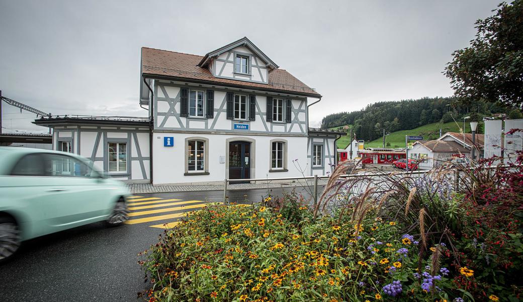 Voraussichtlich ab 2024 werden alle Postautos vom Bahnhof Heiden aus verkehren. Nach dem gestrigen Entscheid ist der Weg frei für den Bushof.