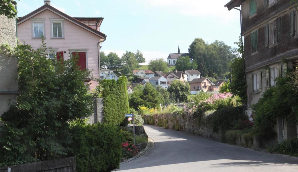 Im Erlenquartier, mit Blick auf die Forstkapelle.