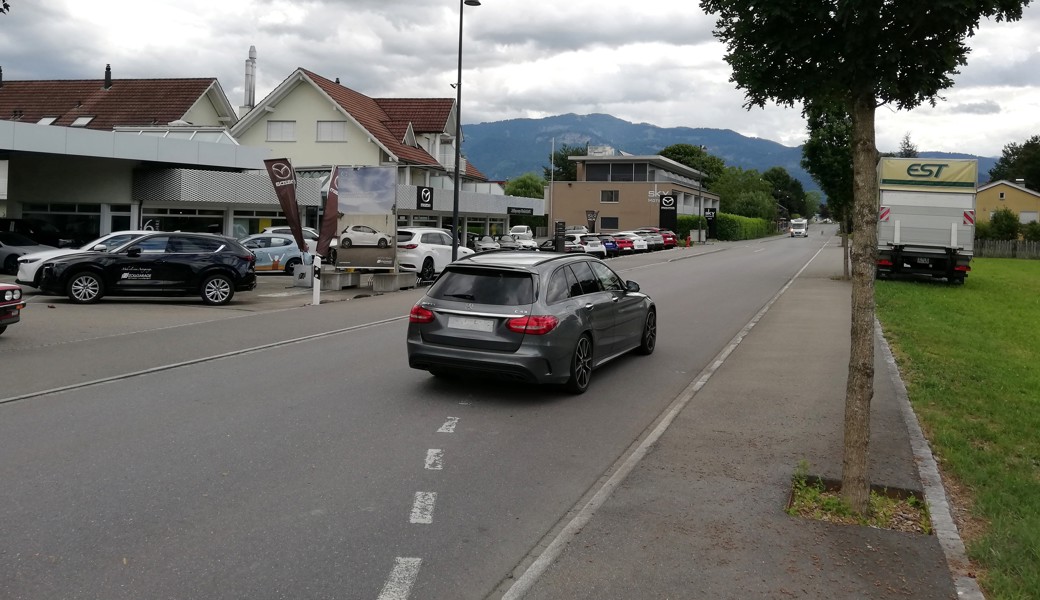 Ohne Slalom über die Zollstrasse, weil die Pfosten derzeit fehlen