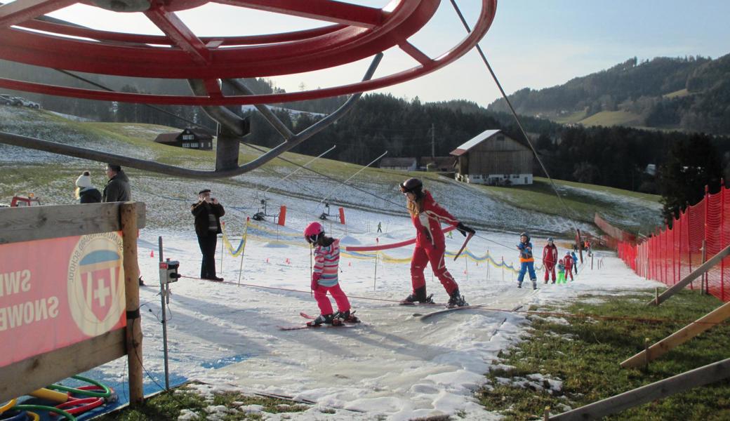 Während der grosse Skilift Heiden – Bischofsberg stillsteht, ermöglicht wenigstens der Kleinskilift auf dem Bischofsberg wintersportliche Aktivitäten.