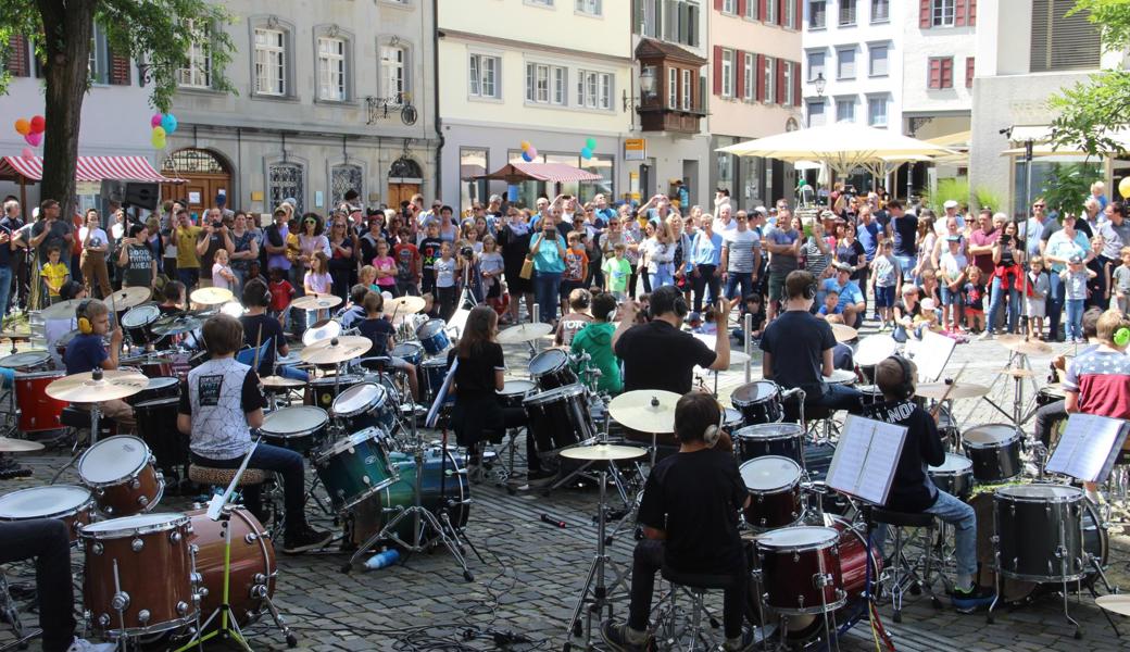 Kraftvolle Rhythmen auf dem Rathausplatz: Unter der Leitung von Mario Södli haben rund dreissig Kinder und Jugendliche ein Schlagzeugkonzert gegeben.