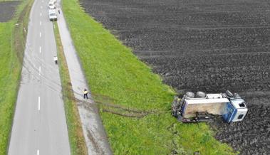 Hoher Schaden, weil Lastwagen kippte