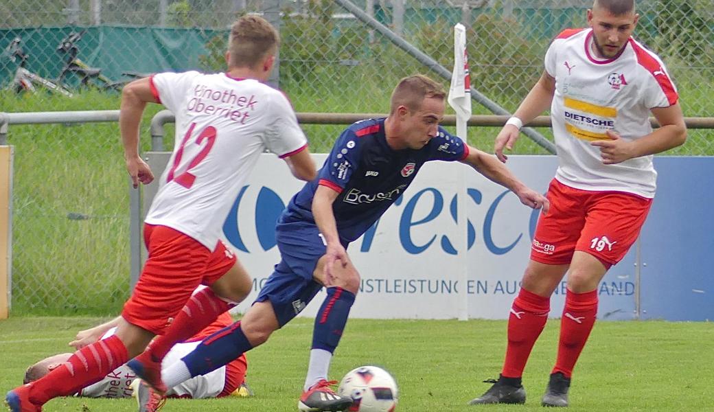 Manuel Baumann (Mitte) setzt sich gegen Jan Meier (links) und Mario Zivic durch.