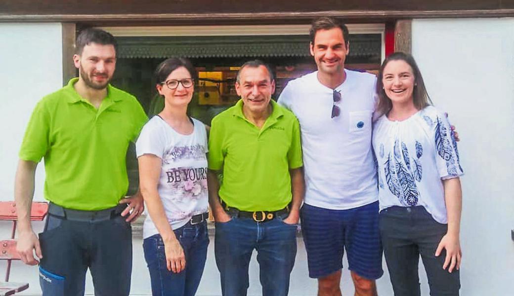 Tennisstar Roger Federer posierte bei einer Alpstein-Wanderung 2019 mit dem Team des Berggasthauses Plattenbödeli. 