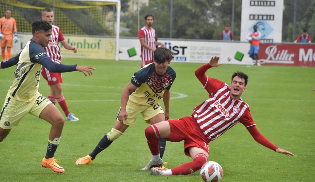 Olyampiacos (rechts) fiel gegen América erst im Penaltyschiessen.