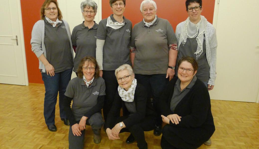 An der HV, hinten von links: Maya Inauen, Monika Gerber, Esther Heller (Präsidentin), Hilde Beerli (Jahrmarktchefin), Petra Zingerli. Vorne (von links): Rosemarie Beerli, Anni Tobler und Eveline Tobler.