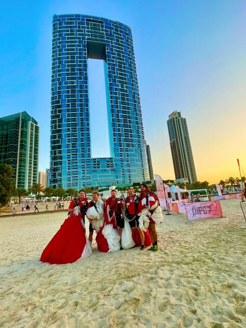 Marcel Schuster (rechts) mit seinem Team am letzten Wettkampf diess Jahres in Dubai.