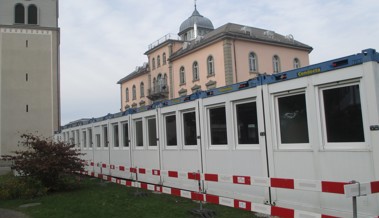 Containerdorf bei der Rheinburg-Klinik ist Blickfang auf dem Kirchplatz