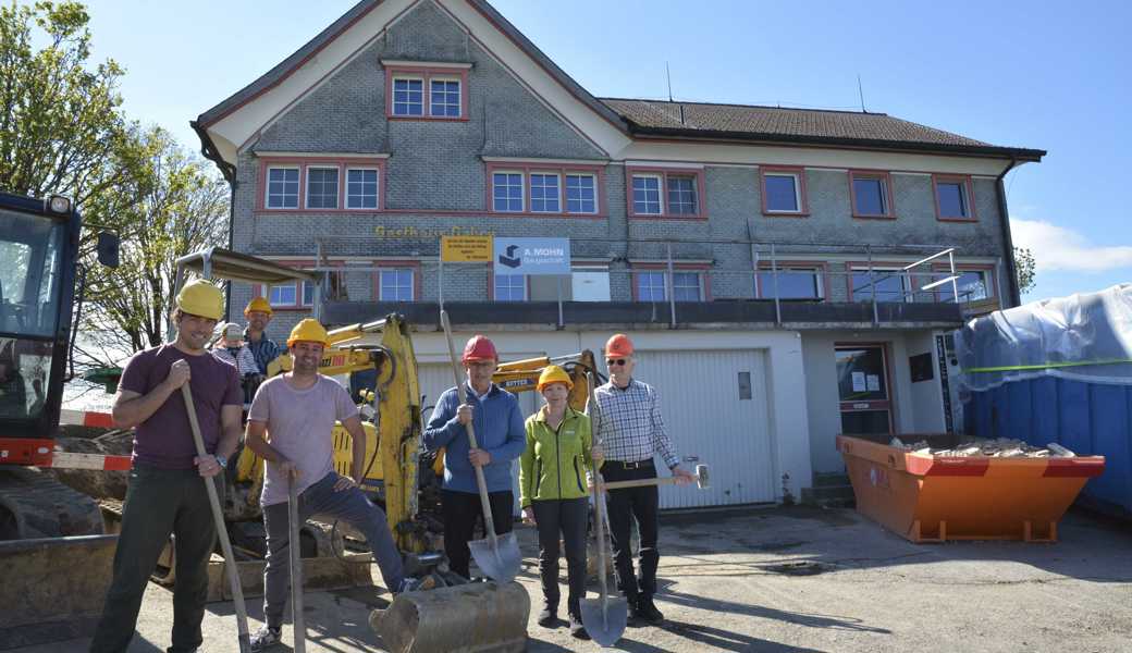 Vertretende der Korporation Hackbühl mit Präsident Werner Höhener (Dritter von links) freuen sich, dass die Bauarbeiten auf dem Gäbris begonnen haben.  Bild: 