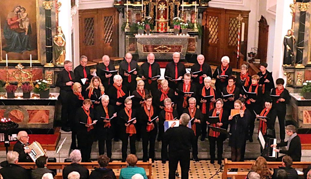 Begleitet von Fritz Jurmann (Akkordeon), Nadine Canal (Panflöte), und Barbara Koller (Klavier) sang der Chor unter der Leitung Herbert Heinzles als Zugabe das Volkslied «Mys chline Veieli».