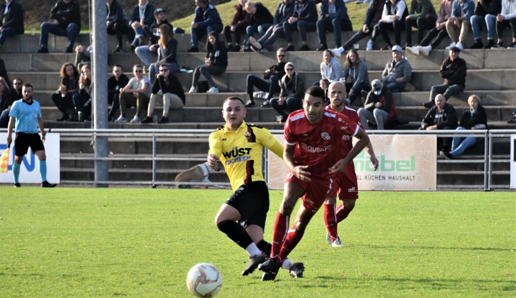 Adis Hujdur (links) machte ein starkes Spiel, bleibt aber nach acht Pflichtspielen bei nur einem Saisontor. 2019/20 waren dem Angreifer noch 15 Tore in 14 Einsätzen gelungen.