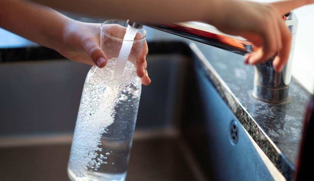 Trinkwasser wird deutlich teurer: das haben Fixkosten und Energiepreise damit zu tun