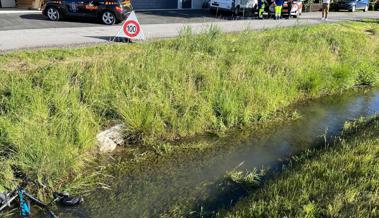 E-Bike-Fahrer fällt in Zapfenbach und stirbt