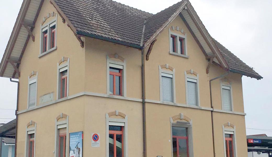 Seit 2018 ist die Quartierschule Gleis 1 im Bahnhofgebäude untergebracht.