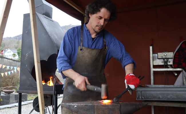 Von eisernen Hörnern und bemalten Hühnereiern - Pro Cultura machte Kunst greifbar