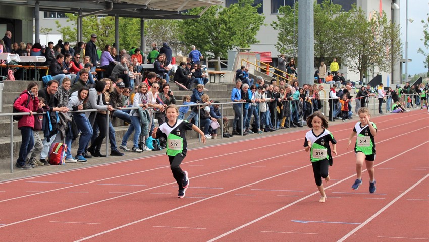 Starkes Finish: Läuferinnen des STV Eichberg vor viel Publikum beim Sprint.