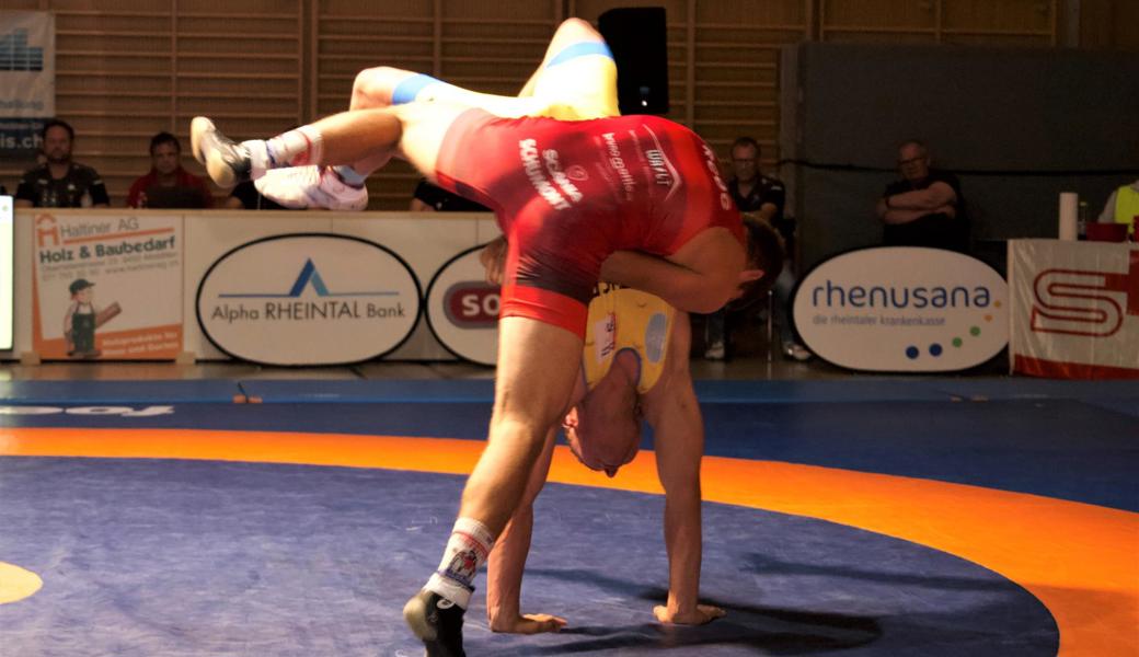 Maurus Zogg (in Rot) setzte sich im Hinkampf gegen Olympionike Pascal Strebel durch.