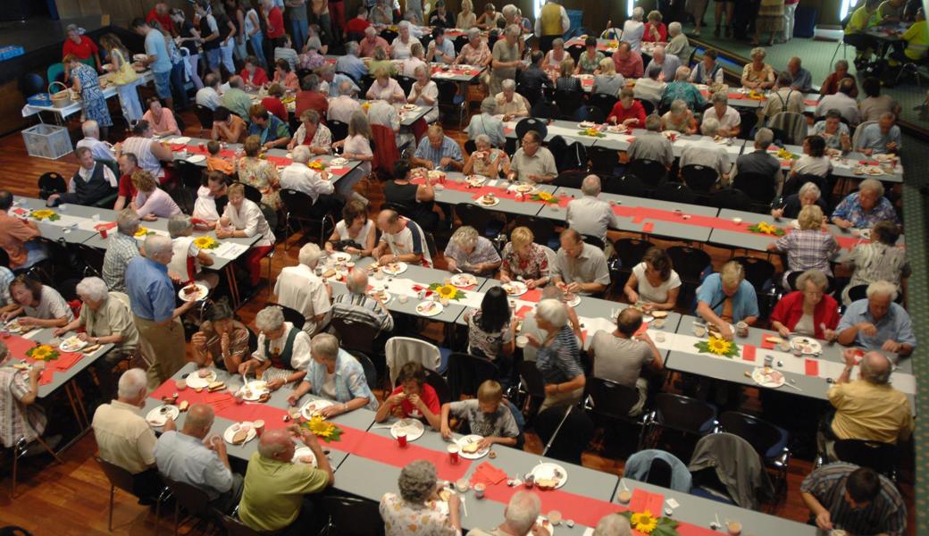 70 Frauen im Saal des Hotels Sonne genossen das Frühstück