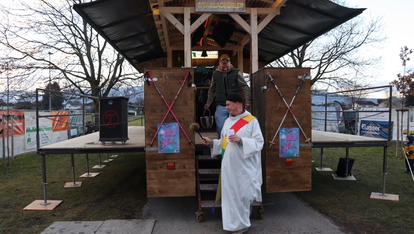 Bernd Bürgermeister segnet den Fasnachtswagen.