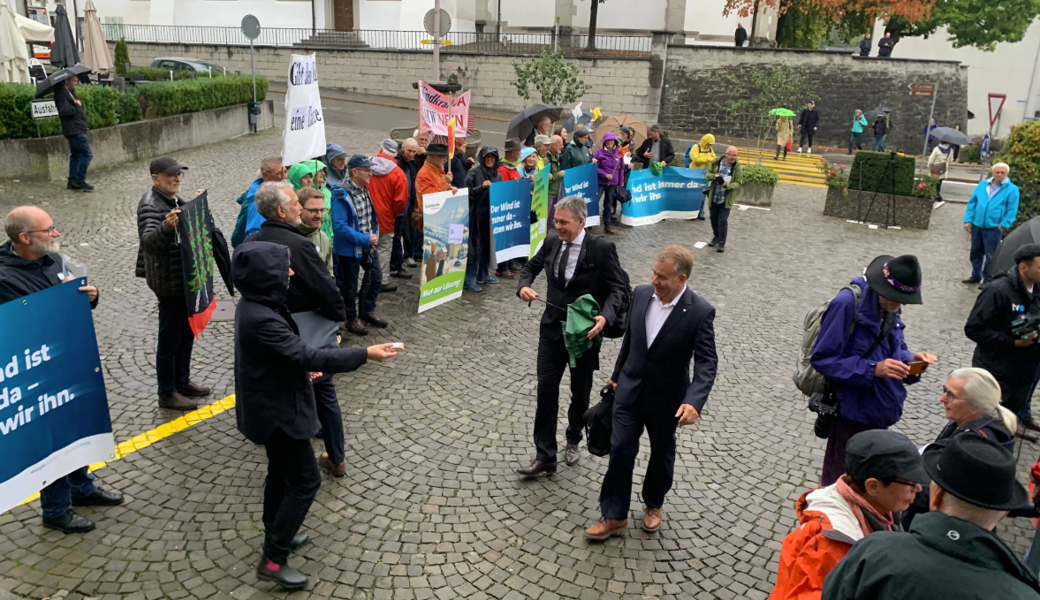 Befürworter und Gegner der Windkraft demonstrierten vor dem Ausserrhoder Kantonsrat