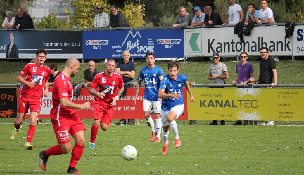 Widnau-Stürmer Thönig (r.)verunsicherte die Churer Defensive mit seinem Pressing. 