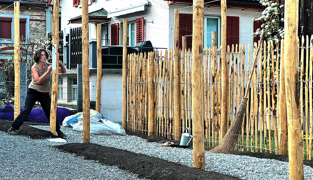 Das Werk der Landschaftsarchitektin Marianna Hochreutener aus Niederteufen, hier noch am Gärtnern, wird bald erblühen und zum Verweilen einladen.