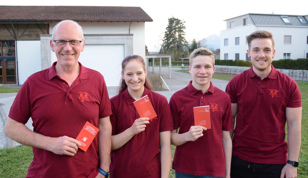 MVR-Präsident Dominik Traxler (rechts) freut sich über die neuen Mitglieder (von links) Michael Hutzler, Klara Hug und Kai Hengartner.