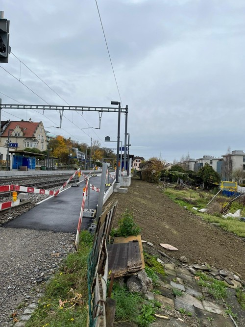 Der Bahnhof Staad bekommt nun auch auf der Nordseite einen Veloständer.