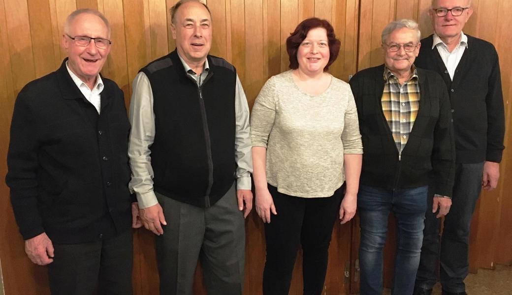 Der Männerchor wird in Zukunft von diesem Team geleitet (von links): Alexander Rebholz, Kaspar Schegg, Dirigentin Marta Flesch, Präsident Hans Frei und Walter Frei.